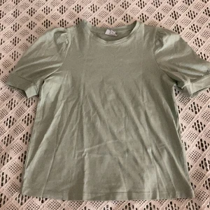 T-shirt  - Säljer denna t-shirt med puff ärm för att den inte kommer till användning. Använd endast en gång och inga tecken på användning. Köptes för 180 säljer för 100 men pris kan diskuteras.