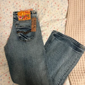 Replay jeans  - Snyggaste helt nya replay jeansen😍 Ascoola och unika detaljer i tvätten och på fickorna! Rak modell mid/lowwaist ❤️‍🔥 Strl W30/L32 men skulle säga att de passar någon som har S-M 