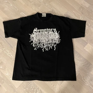 Sematary t-shirt - För er som gillar sematary, riktigt najs kvalite, speciellt dropp - sista gången dom använde sig av andra blanks och den dom printa på är i väldigt hög kvalitet  Boxy fit
