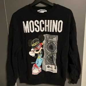 Moschino sweatshirt - Säljer en snygg moschino tröja. Nästan aldrig använd eftersom den är för liten för mig. Storlek XS.