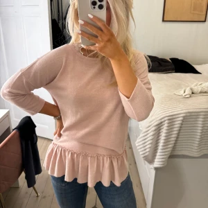 As fin tröja med volan - Säljer denna super fina tröja med volang, väldigt mysigt material❤️