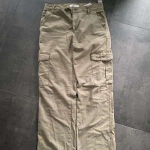 Ljusgröna cargobyxor - Säljer dessa ljusgröna cargobyxor ifrån pull&bear. Knappt använda och i fint skick. Storlek 36 petit. Köpta för 359kr men säljer för 200+ frakt💕