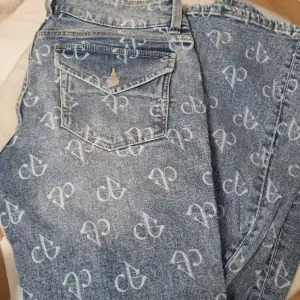 Superfina lowwaist jeans feån hm med knappar och dragkedja