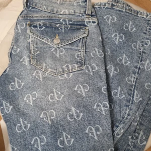 Lowwaist jeans - Superfina lowwaist jeans feån hm med knappar och dragkedja