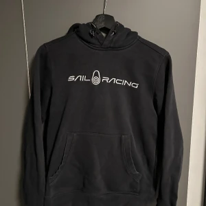 Sail Racing hoodie - Säljer en fin sail racing hoodie. Den är i storlek Xs och lite använd. Hör av er vid frågor.