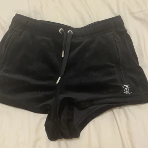 Juicy shorts  - Säljer dessa shorts från juicy couture då jag inte gillar dom och dom ligger bara i min garderob o blir aldrig använda! Köpte dom i somras för typ 800 eller 900. Dom är storlek xs men passar även storlek s