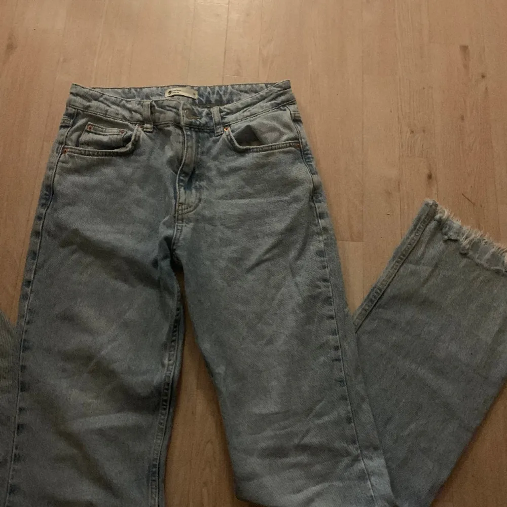 Jätte fina mid waisted Gina jeans i bootcut🫶🏻💕slitna ned till men inget som märks💖 Säljs för 150kr💗. Jeans & Byxor.