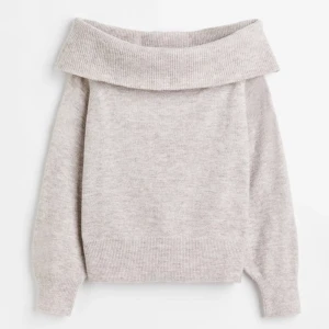 Mysig stickad off-shoulder tröja från H&M 🤍 - Nu är denna slutsålda tröja till salu! Den är i storlek XS och är endast använd två gånger, då jag inte gillar modellen 🤍