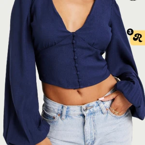 Marinblå blus  - Säljer denna marinblåa blus från Nelly i storlek 36. Den är helt oanvänd endast provat den. 