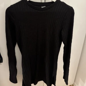 Mjukis set - Skönt och fint set. Använd någon enstaka gång. Slits på både tröjan och byxorna. Säljs tillsammans 🤍