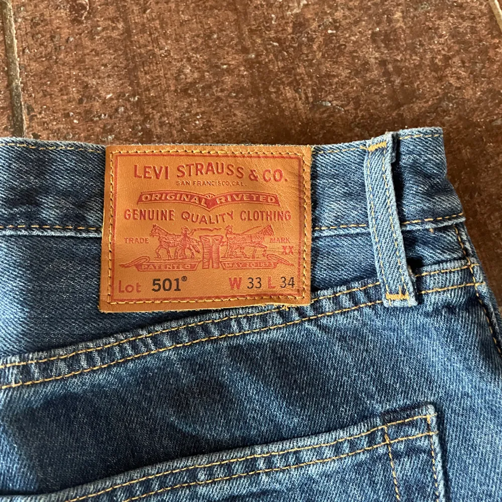 Oanvända 501,  Säljer pga vad stora för mig,  Är i väldigt bra skick,  W33 L34,. Jeans & Byxor.