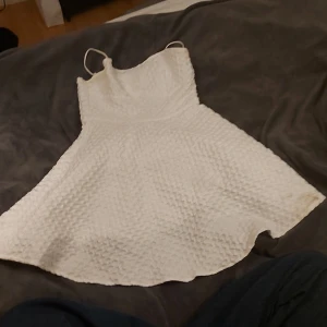 Kort kkänning - Klänningen är använd en gång till en skolavslutning, knöt banden då dom är väldigt långa men det är något man bara lätt kan sy fast