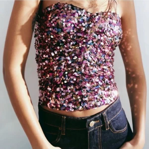 Zara topp - Så fin glittrig zara topp. Säljer pga den är för liten. Passar perfekt till fest och nyår och är använd enstaka gånger.