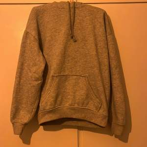 Superfin grå hoodie från bikbok i storlek xs men passar s. Perfekt till vinter! Ny pris 399 mitt pris 199kr❤️