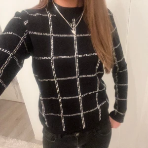 Tröja - Svart och vit stickad tröja. Använt sparsamt utan defekter. Pris går att diskuteras.