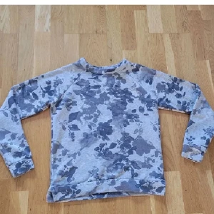 Sweatshirt  - Sweatshirt från Cubus i storlek XS. Nyskick, fodrad inuti. Kan fraktas, men köparen står för frakten 💕