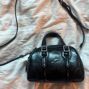 Väska  - Super fin svart väska från Zara!!! Knapp använd och i jättefint skick 🙌🏼💗