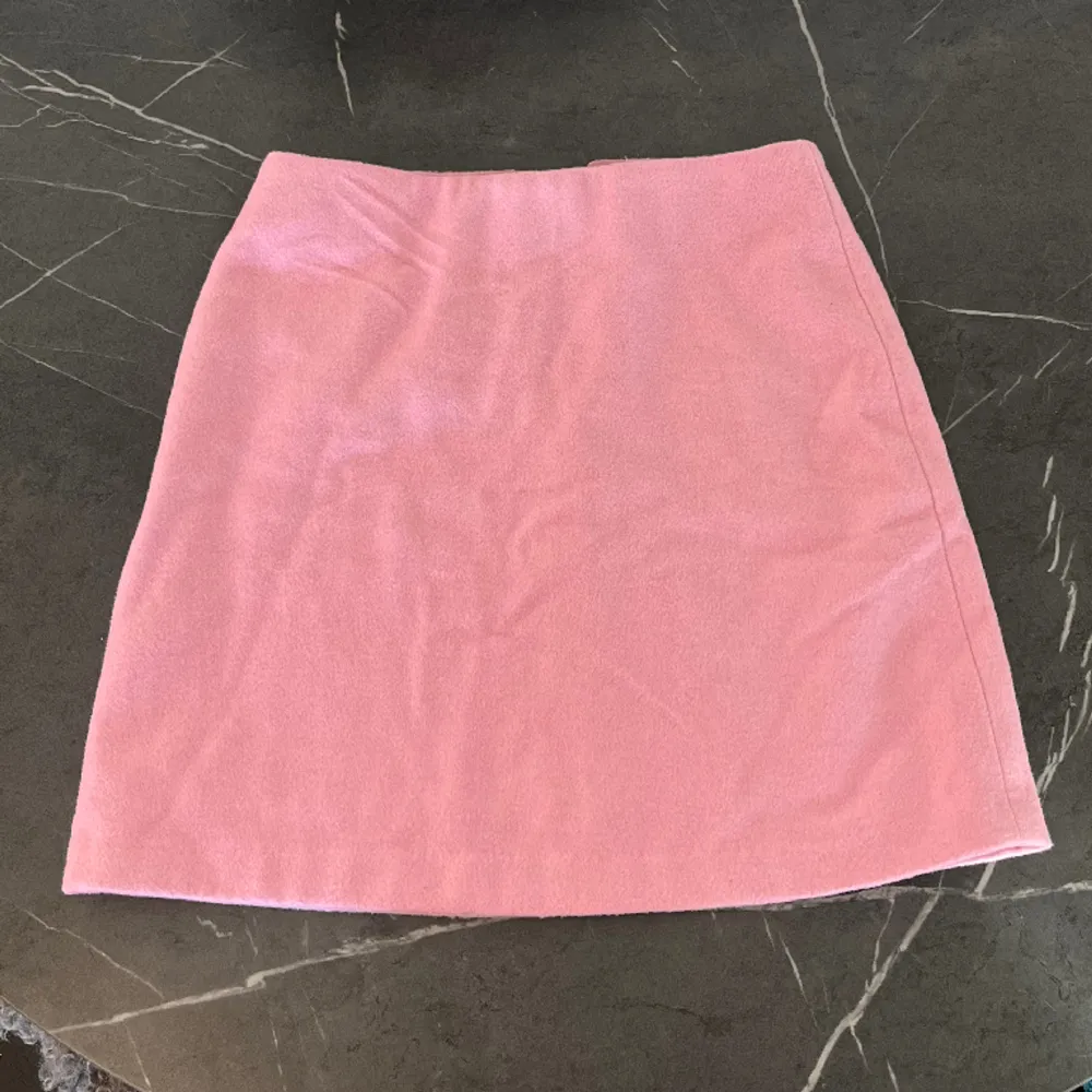 Söt rosa kjol! Tjockt tyg och stabil, aldrig använd✨ size 34. Kjolar.