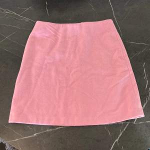 Söt rosa kjol! Tjockt tyg och stabil, aldrig använd✨ size 34