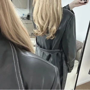 Skinnkappa - Skitsnygg lång kappa från NA-KD som passar till allt! Otroligt fina detaljer på jackan! Får ingen användning av den tyvärr men den är i väldigt bra skick! Skriv för fler bilder!