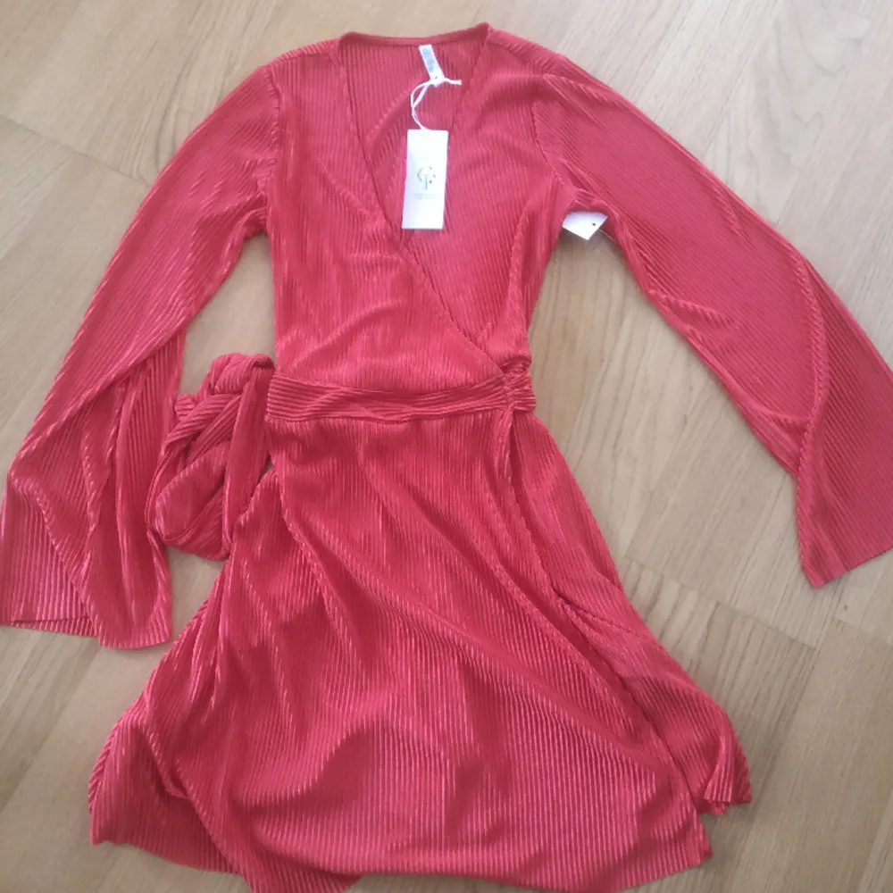 Jättefin röd  omlottklänning från Chiara Forthi. Lapparna kvar då den var lite för trång över bröstet för mig. . Klänningar.