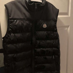 Moncler väst - Säljer denna västen då den tyvärr har blivit för liten för mig, den är i superfint skick