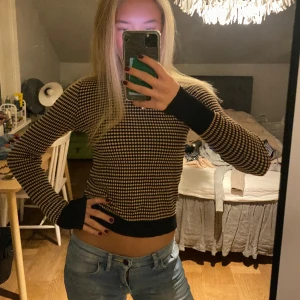 Långärmad zara tröja - Populär stickad tröja från zara! Har tyvärr ett litet hål i ärmen men inget som syns särskilt mycket. Strl S, 200kr ❤️‍🔥❤️‍🔥