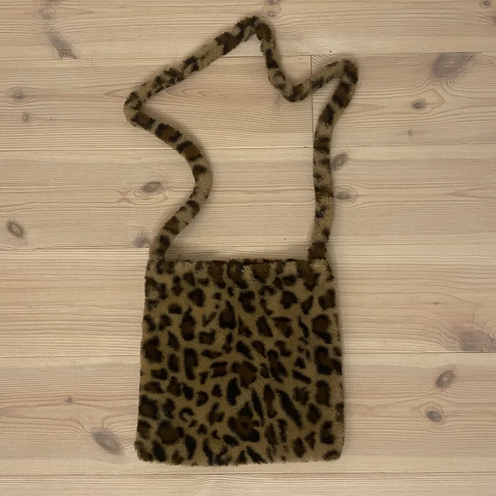 Jätte cool fluffig leopard väska som jag köpte på amazon. Hör av dig ifall du har frågor🫶. Väskor.