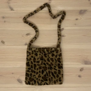 Väska  - Jätte cool fluffig leopard väska som jag köpte på amazon. Hör av dig ifall du har frågor🫶