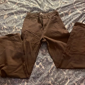  Bruna Jeans  - Ett bar bruna "baggy" jeans i st 164 som inte kommer till användning 