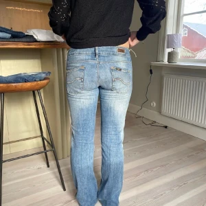 Lågmidjade jeans  - Midjemått(rätt över): 40 Innerbenslängd: 81 Lårmått(rätt över): 24  Modellen är 168🫶🏽   Skriv om ni har några funderingar eller liknande 💘 