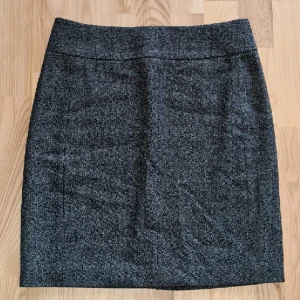 Stockholm varm snygg kjol 60% Ull ,Nyskick Stl 38 - Knappt använd , nyskick!  Stockholm Stl 38 Midja 40cmx2 Stuss 51-52cmx2 Längd 51cm 