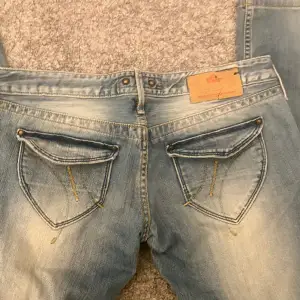 Jätte snygga jeans köpta här på Plick men tyvärr för små. I bra skick förutom lite slitage på lappen. Skriv om ni har fler frågor😊 priset kan diskuteras 