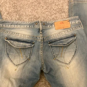 Low waist flare jeans  - Jätte snygga jeans köpta här på Plick men tyvärr för små. I bra skick förutom lite slitage på lappen. Skriv om ni har fler frågor😊 priset kan diskuteras 