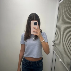 Stickad T-shirt från zara  - Säljer den här stickade T-shirten från Zara då den inte längre kommer till användning. Vid frågor och fler bilder kontakta mig privat🩷