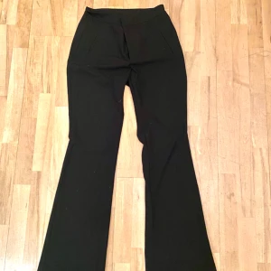 Low-waisted kostymbyxor  - Köpte secondhand, men tyvärr för små nu🙏🏼