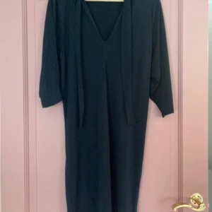 Klänning Filippa K, svart strl S - Svart klänning från Filippa K, storlek S. Mkt fint skick. Nypris 1900kr.