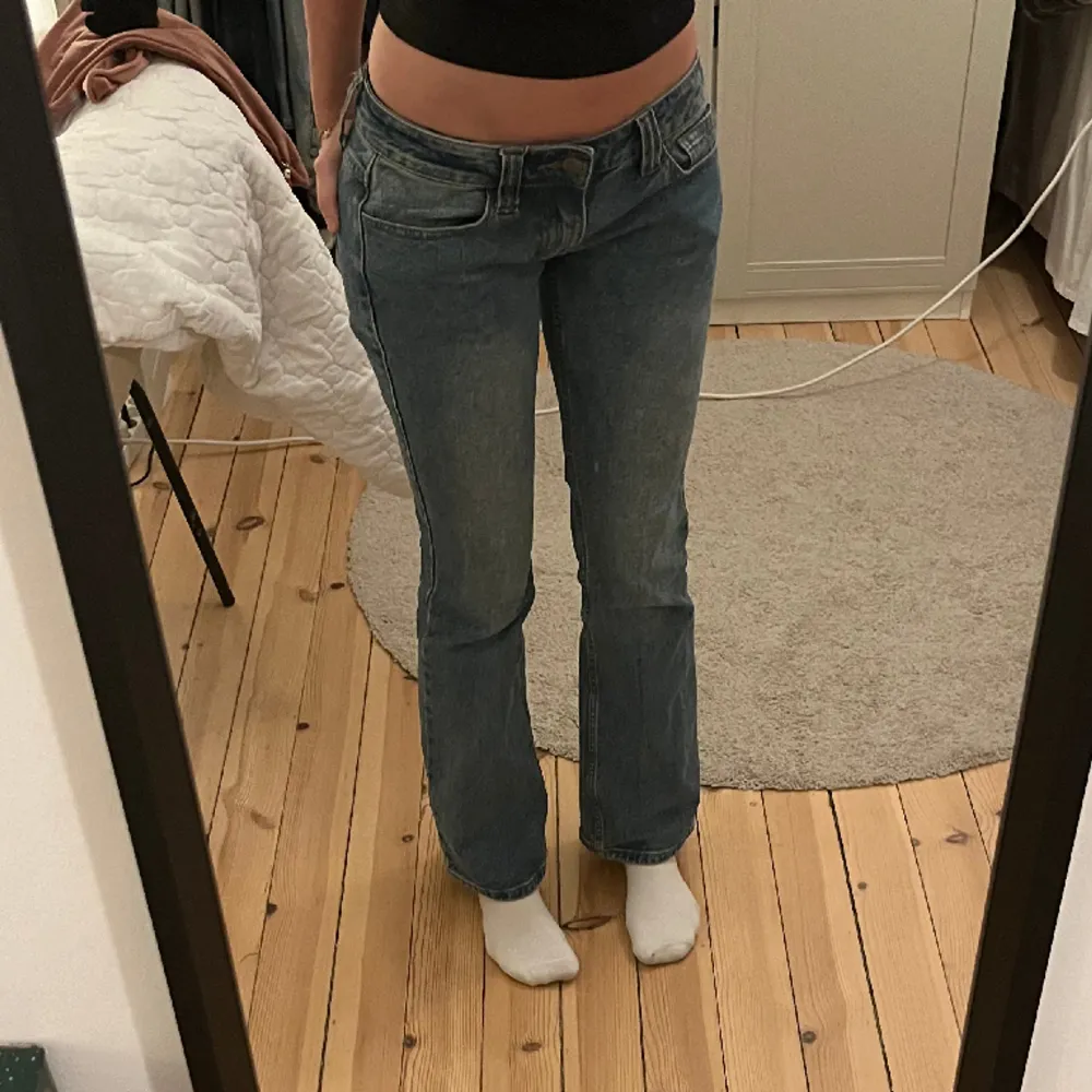 Så snygga jeans men är lite korta på mig som är 172💗Det är storlek S, sitter som 34 eller 36 . Jeans & Byxor.