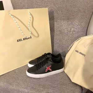 Axel arigato  - Helt nya Axel arigato skor. Aldrig använda, köpta från beyond i malmö. Storlek 40 men passar 41 också. Nypris 2700.