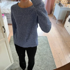 STICKAD TRÖJA - Säljer denna jättefina blåa stickadevtröjan från vero Moda i strl S❤️