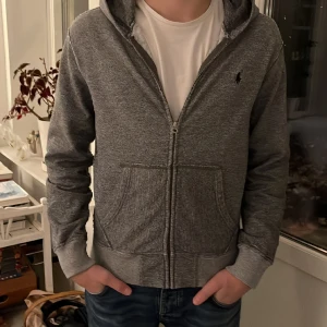 Ralph lauren kofta  - Snygg Ralph lauren kofta i väldigt fint skick inga hål eller fläckar. Skriv vid funderingar. MVH Simon 