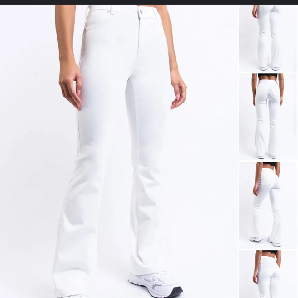 säljer jättefina vita bootcuts ifrån Dr Denim köpta på Sellpy, köpte två styckna därav säljer jag dessa. Jeans & Byxor.