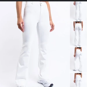 vita bootcut - säljer jättefina vita bootcuts ifrån Dr Denim köpta på Sellpy, köpte två styckna därav säljer jag dessa