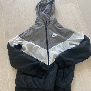 Nike jacka  - Tunn o skön Nike jacka som jag säljer. Den är i fint skick och jag säljer för 150 kr + frakt. 