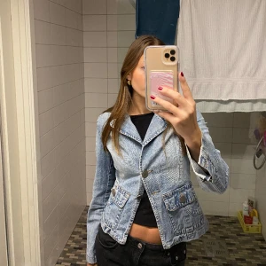 Jeanskavaj - Jättenajs Jeanskavaj som sitter så snyggt! Det står att det är strl M men sitter mer som S tycker jag. Perfekt till våren eller att ha inomhus nu🥰