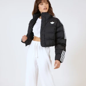 Adidas puffer  - Säljer nu min adidas puffer cropped jacka, ganska varm och kan även användas under vinter dagar skulle jag säga. Storlek 44, passar mellan L-XL 