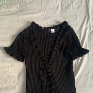 Topp - Säljer denna fina topp från hm då den inte kommer till användning dä den inte är min stil. Jättefin att ha över ett linne tycker jag. I princip helt ny, jätteskön och stretchig 