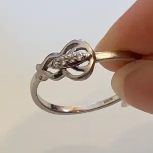Vacker ring i enkel design  Stämplat 925  Ca 19 mm