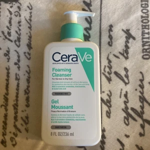 Cerave - Säljer cerave foaming cleanser då jag råka köpa för oljig hy. Använd fåtal gånger. Kom privat för frågor eller annat💞