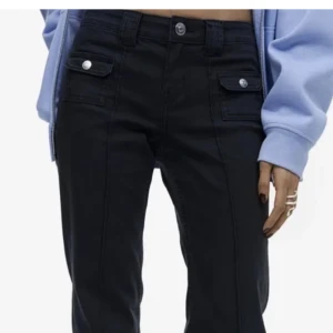 Hm byxa - Säljer dessa jättefina slutsålda byxorna från hm!! Hör av er för bilder och pris kan diskuteras❤️